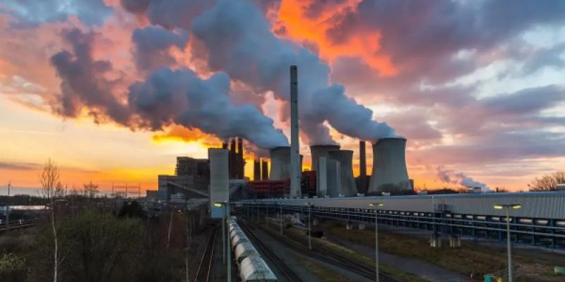 Fábrica emitiendo gases metano