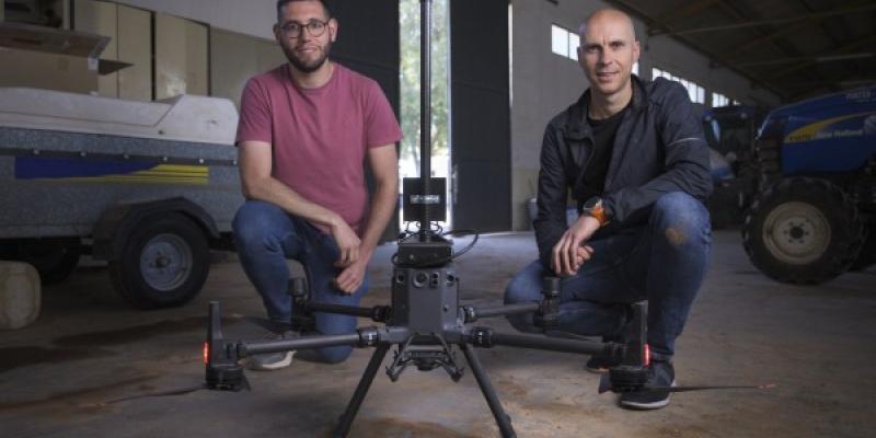 El meteo-dron/ Foto de Alejandro Muñoz/Ayuda CSIC-Fbbva Comunicación os investigadores José Gómez y César Azorín, junto al Meteo-Dron