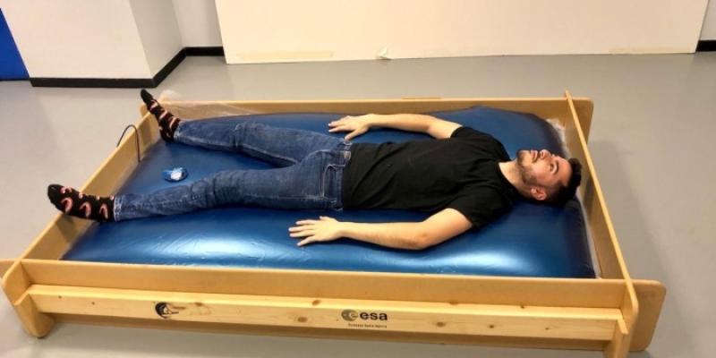 Aliviar efectos de la microgravedad | Foto de la UAM Participante en supino en la cama de flotabilidad hiper-boyante (HBF)