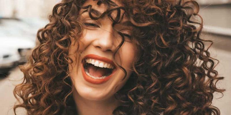 Imagen de una chica con el pelo rizado/ElcheLovers El método curly