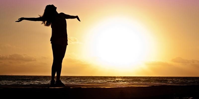Imagen de una chica junto al amanecer/Pixabay El método gökotta y sus beneficios en la salud