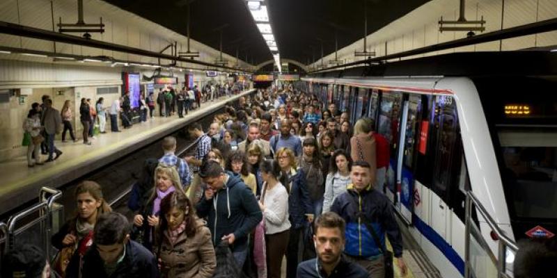 Anden de metro de Madrid con público. 