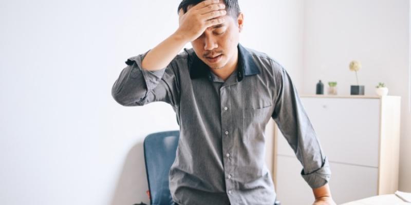 Hombre sufriendo un ictus - Foto: Envato Elements Hombre sufriendo un ictus