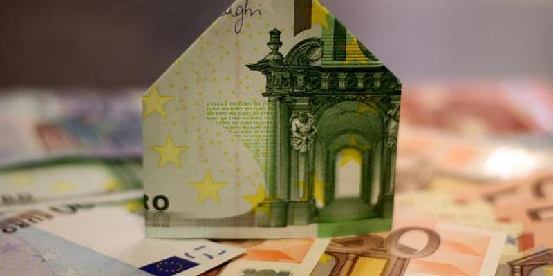 Los minicréditos como empujón a final de mes - Pixabay Una casa hecha con un billete