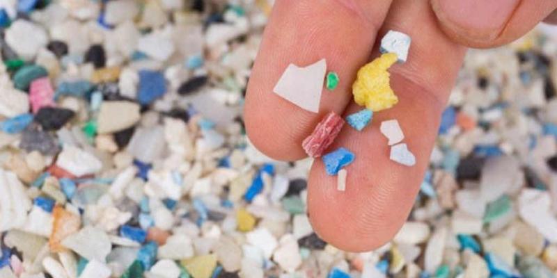 Los microplásticos presentes en la tierra son mucho más numerosos que los acuáticos La contaminación microplástica en la tierra es mucho mayor que en el océano