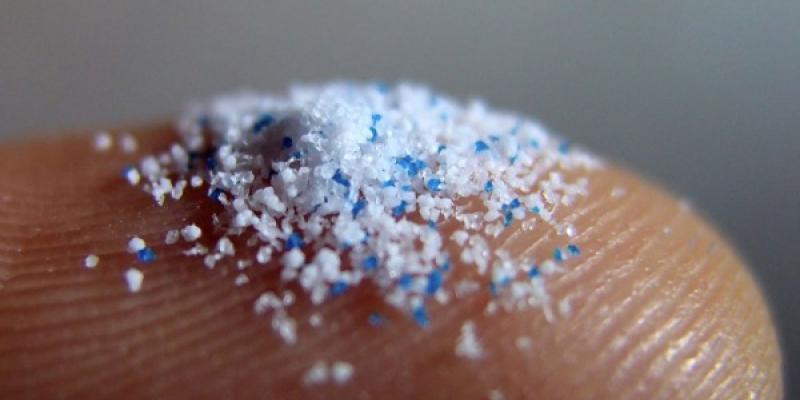 Los microplásticos en el agua Microplásticos en el dedo