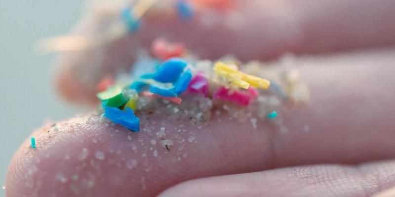 Imagen de microplásticos/SanLuis24 Noticias Crean una proteína artificial para luchar contra los miccroplásticos