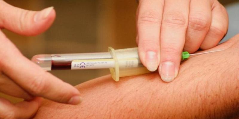 Día Mundial del Mieloma Múltiple, un cáncer incurable pero tratable / Diario Córdoba Persona con Mieloma Múltiple sacándose sangre