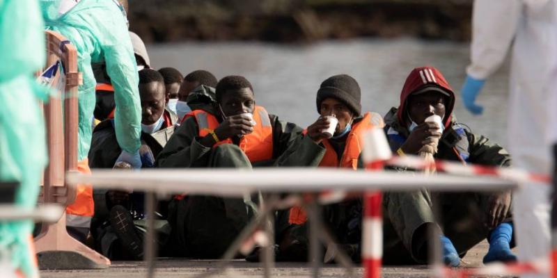 Llegada de un grupo de 59 migrantes al puerto de los Cristianos, en Tenerife, en el primer desembarco de 2021. 