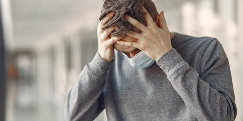 Imagen de ABBVIE Una persona con migraña.