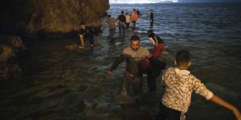 Migrantes en Ceuta/ Getty Images Migrantes cruzando a Ceuta