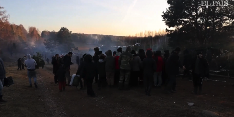 Captura de un vídeo reportaje publicado por El País Miles de migrantes tratan de pasar en la frontera entre Polonia y Bielorrusia