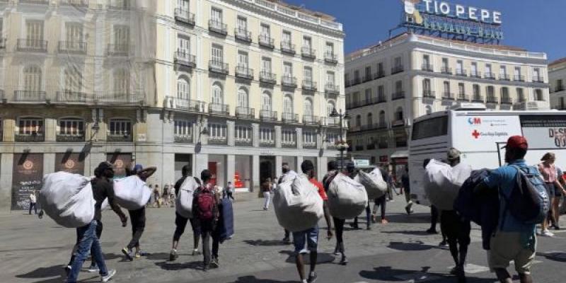 Posibles migrantes sin papeles Posibles migrantes sin papeles del top manta huyendo de la policía en Madrid.