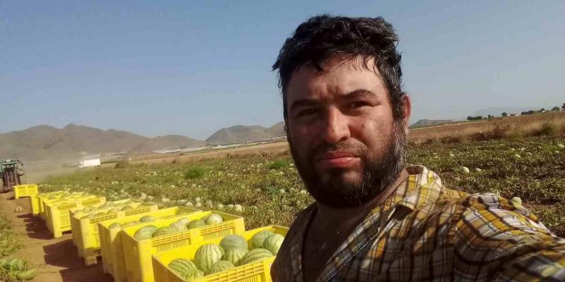 leazar Blandón envió esta foto a su hermana Ana desde el campo donde trabajaba. En vídeo, la familia del jornalero pide ayuda para repatriar el cuerpo a Nicaragua. FOTO: EL PAÍS