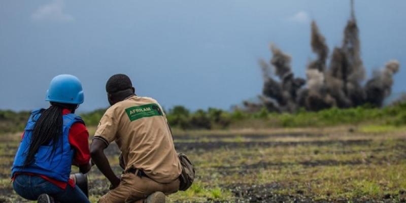 Unos expertos desactivan una mina antipersonal | Foto de Unmas República Democrática del Congo Dos expertos desactivan una mina antipersonal