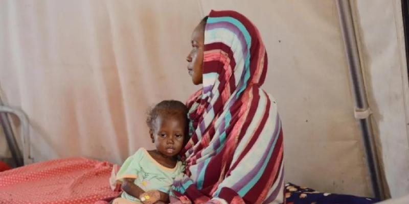 Mujer con su hijo padecen hambre - Foto: Mohammed Jamal Mujer con su hijo con hambre