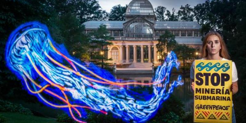 Greenpeace proyectó imágenes marinas nocturnas en el parque del Retiro de Madrid para denunciar la amenaza de la minería submarina | Foto de Greenpeace/Mario Gómez Greenpeace proyectó imágenes marinas nocturnas en el parque del Retiro de Madrid para denunciar la amenaza de la minería submarina
