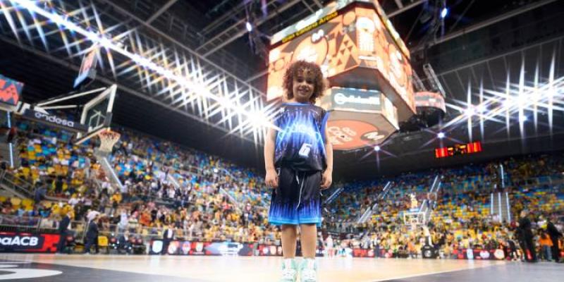 Recaudación cáncer infantil | Foto de Endesa Oria, antes de entregar el balón oficial en el arranque de uno de los partidos