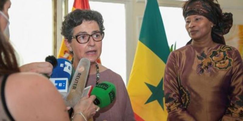 La ministra González Laya habla para los medios desde Senegal 