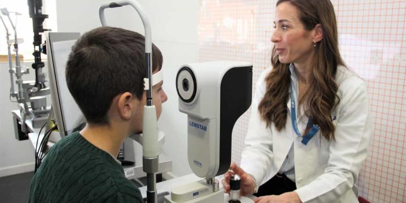 Imagen de un chico en una revisión óptica/Salud Madrid El Hospital Clínico San Carlos y su estudio sobre miopía
