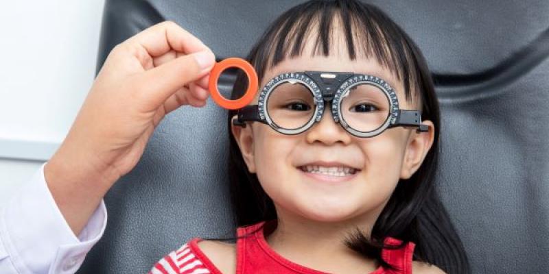 Una simpática niña con gafas nos saluda 