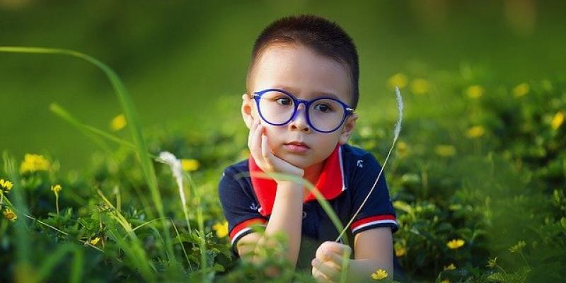 Niño con gafas 