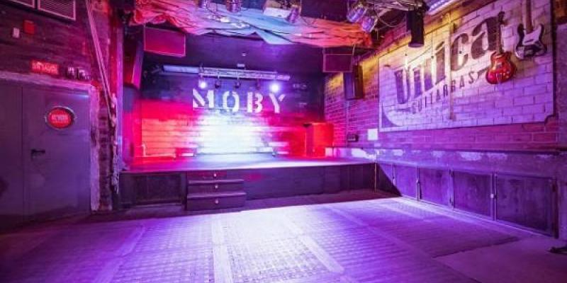 Sala Moby Dick vacía y sin publico con todas los focos activos 