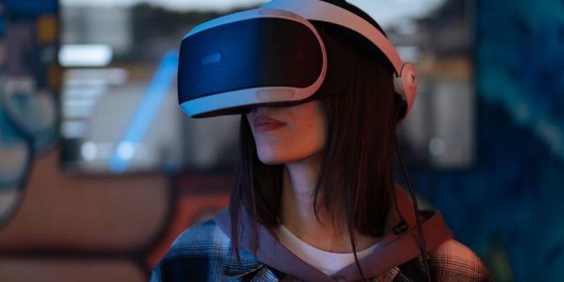 Realidad Virtual / Imagen de archivo Chica con unas gafas de realidad virtual