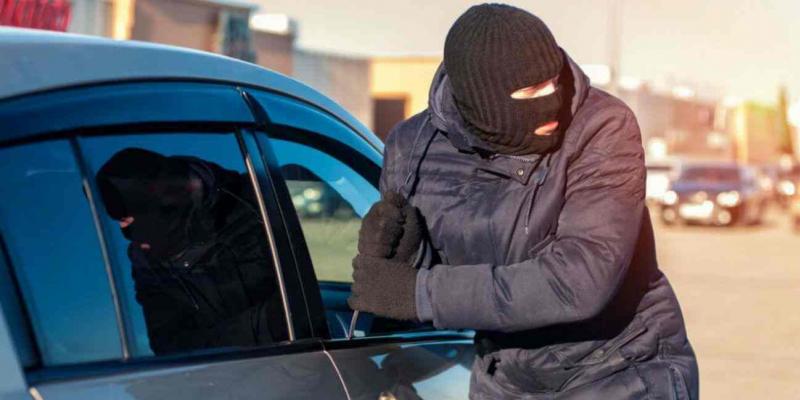 Un ladrón tratando de robar un vehículo