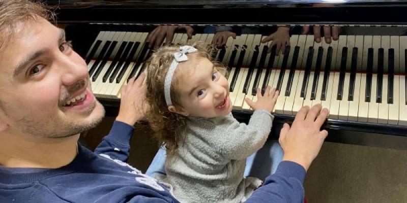 Morant al piano con su hija Mara - Foto cedida por la familia Morant al piano con su hija Mara