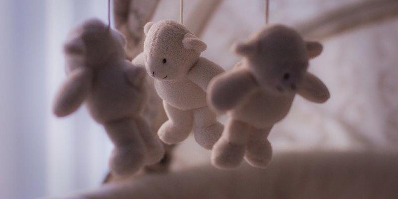 El tabú de morir antes de nacer Juguetes en una cuna vacía / Pixabay