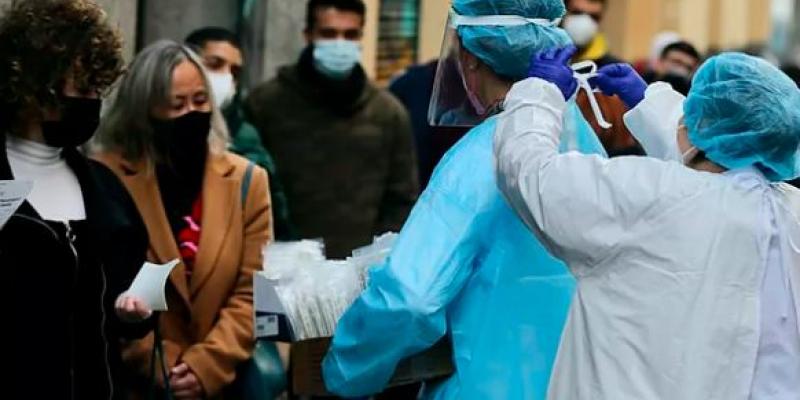 Una sanitaria pone el EPI a otra para recoges test de Covid-19 en el Centro de Salud Universidad, el 21 de diciembre de 2021