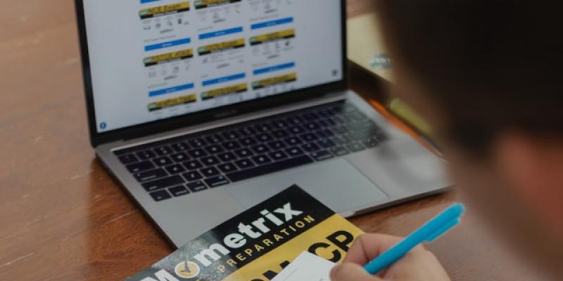 Imagen sobre estudios online de Avery Evans / Unsplash Chico estudiando online