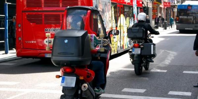 Conducción moto compartida/ Servimedia Moto compartida en ciudad