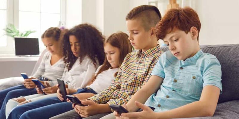Imagen de niños con móviles Control parental para hijos