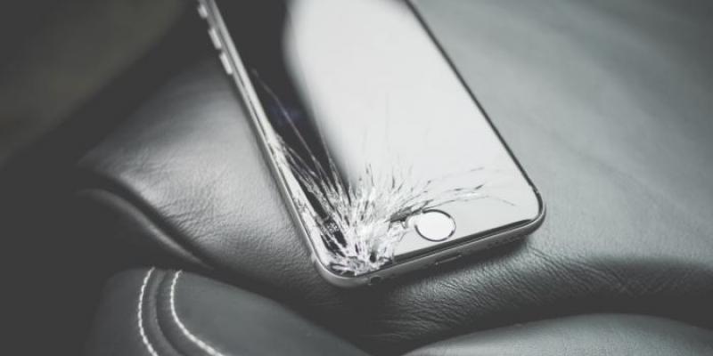 Teléfono móvil con la pantalla dañada