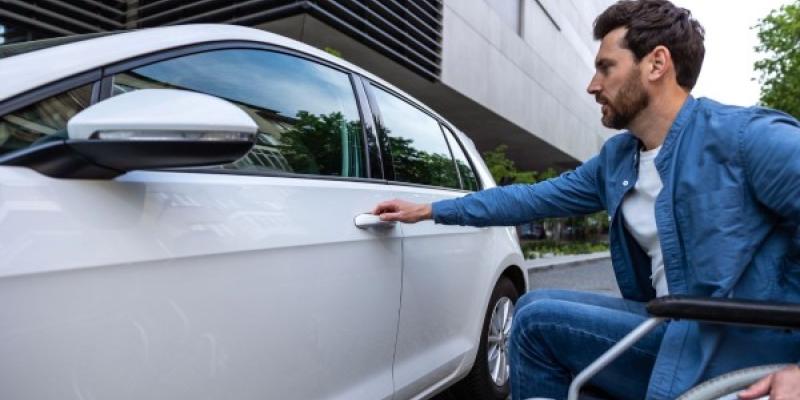 Persona con movilidad reducida accediendo a un vehículo