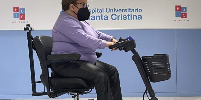 Persona con movilidad reducida prueba el nuevo vehículo - Comunidad de Madrid Una persona mayor con movilidad reducida