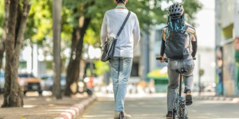 Dos jóvenes utilizando el patinete eléctrico en sus desplazamientos