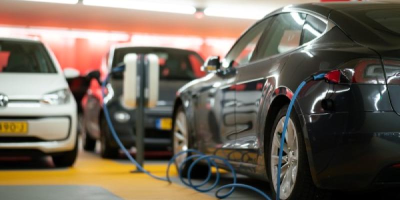 Avance en la movilidad sostenible: España se enfoca en electrificación / Arup Coche eléctrico