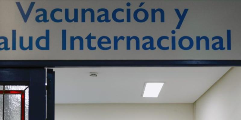 El centro de vacunación internacional de Madrid Salud. EFE/ Mariscal para Newtral Cartel vacunación