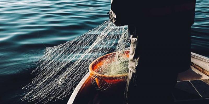 Imagen de un hombre pescando/Ethic La pesca sostenible ayuda a detener la sobrepesca
