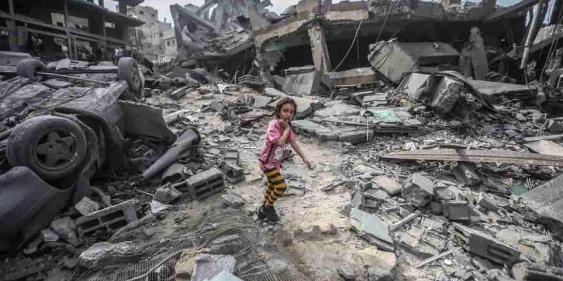 Imagen de una niña en mitad del conflicto en Irán/El Confidencial Irán muestra la realidad de las muertes