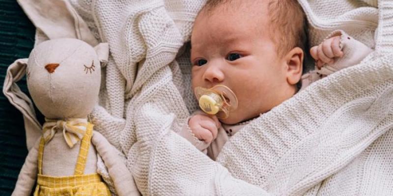 Un bebé con un chupete. - Foto: Pexels Un bebé con un chupete.