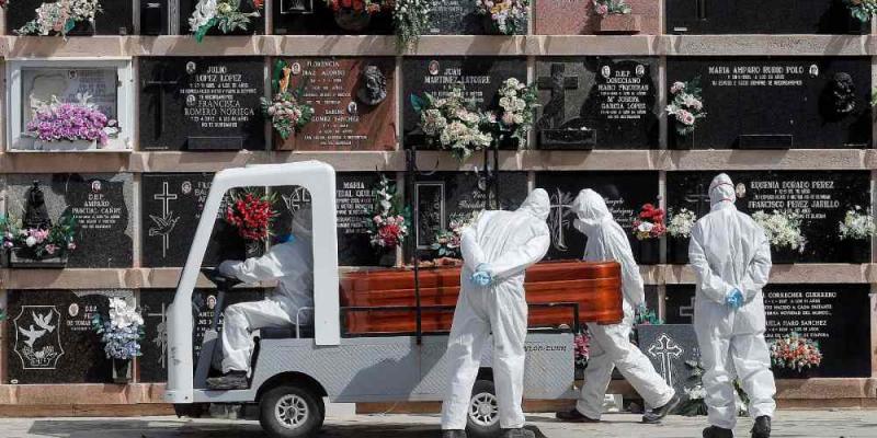 Las muertes en España engordan las previsiones Entierro de un fallecido con coronavirus, en el cementerio del Cabañal, en Valencia. EFE