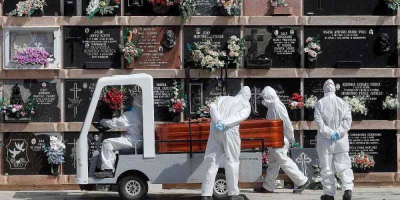 Entierro de un fallecido con coronavirus, en el cementerio del Cabañal, en Valencia. EFE