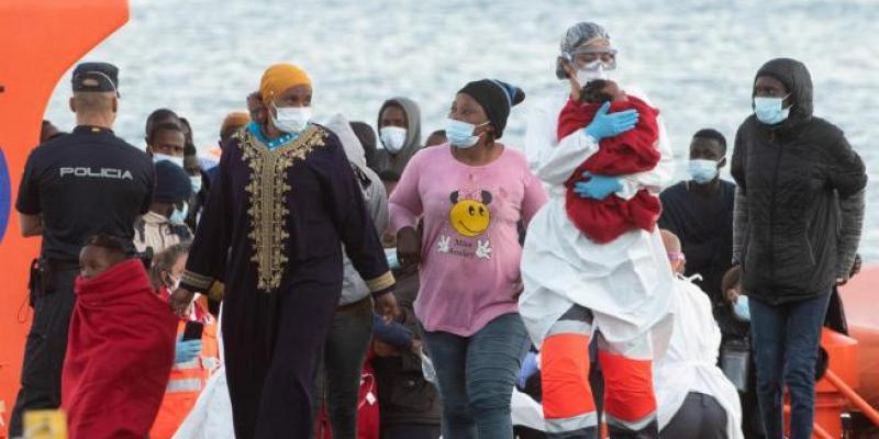 CARLOS DEL SAÁ / EFE Un grupo de 56 inmigrantes subsaharianos llegan a Fuerteventura