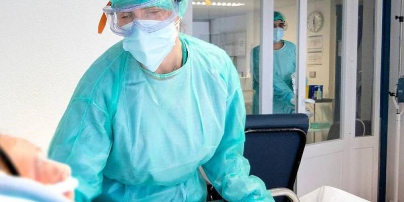 Imagen de Europa Press Sanitario con enfermero covid