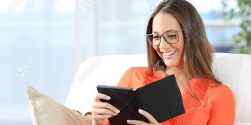 Mujer con pelo largo y gafas, lee un libro