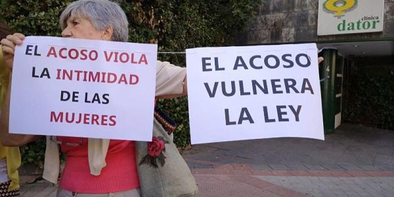Imagen de una mujer manifestándose contra el acoso en las clínicas de aborto/El Diario El Congreso convierte en delito el acoso a mujeres frente a clínicas de aborto